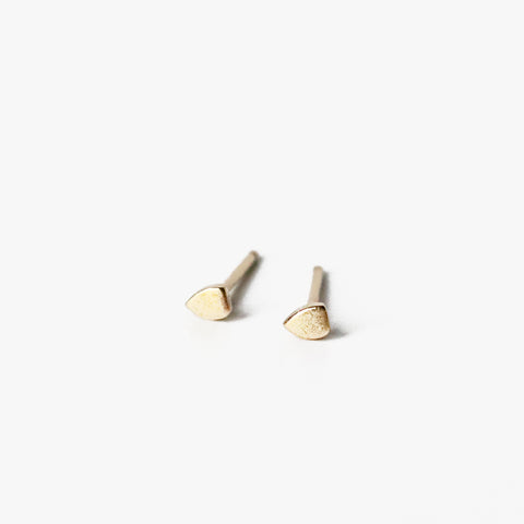 If you're a minimalist and looking to adorn your lobes with spots of 10k solid yellow gold, these tiny kite shields are the answer. Perfect for the ear with multiple piercings.